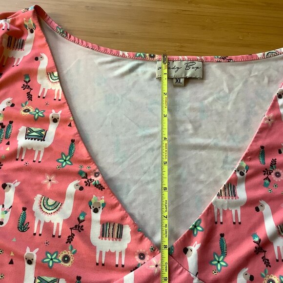 Soft pink v-neck lightweight top with llamas - Picture 2 of 6